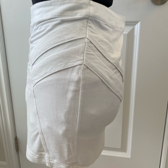 White stretch BCBG skirt- New without tag - Picture 2 of 10
